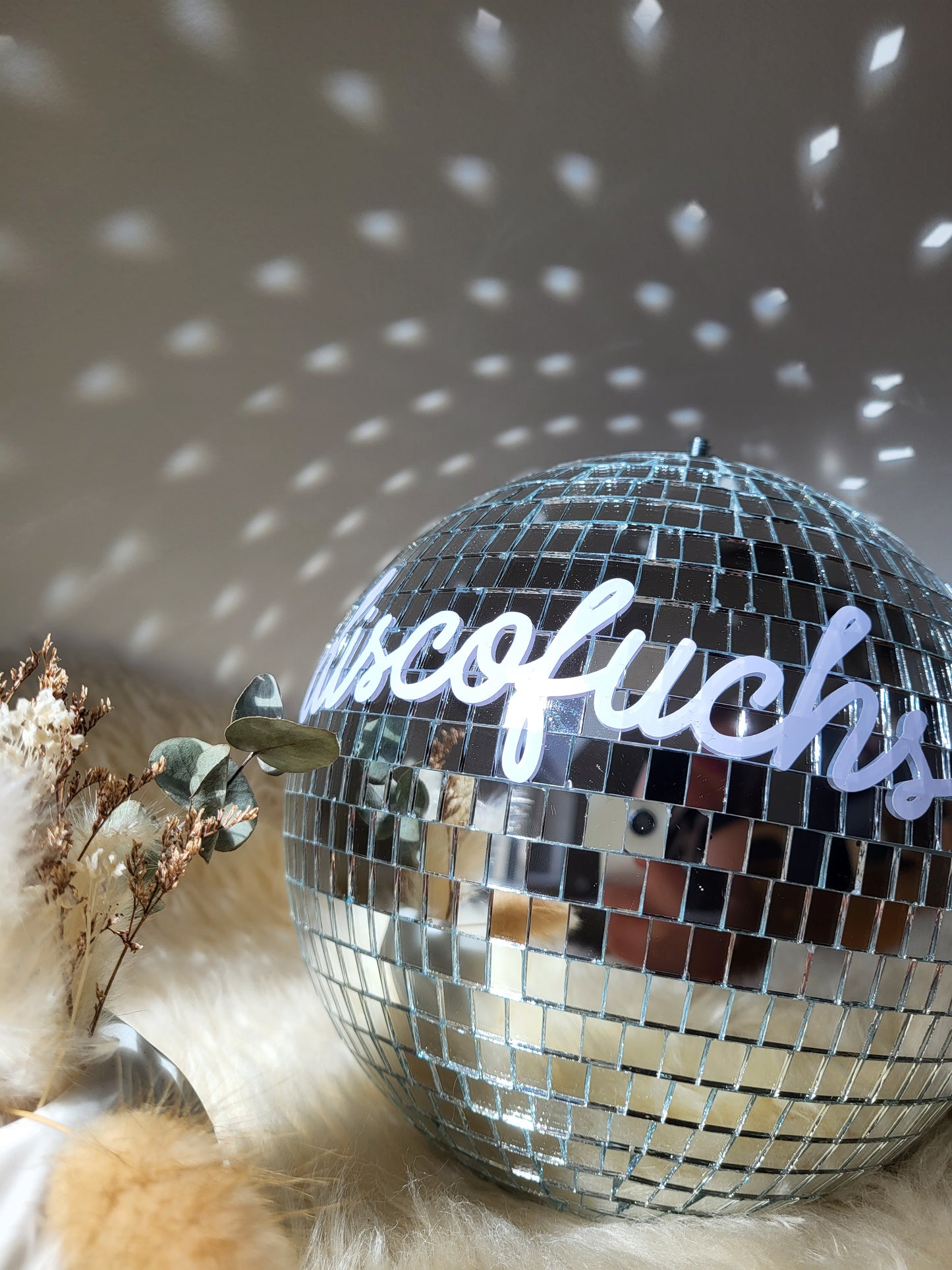 beschriftete Discokugel