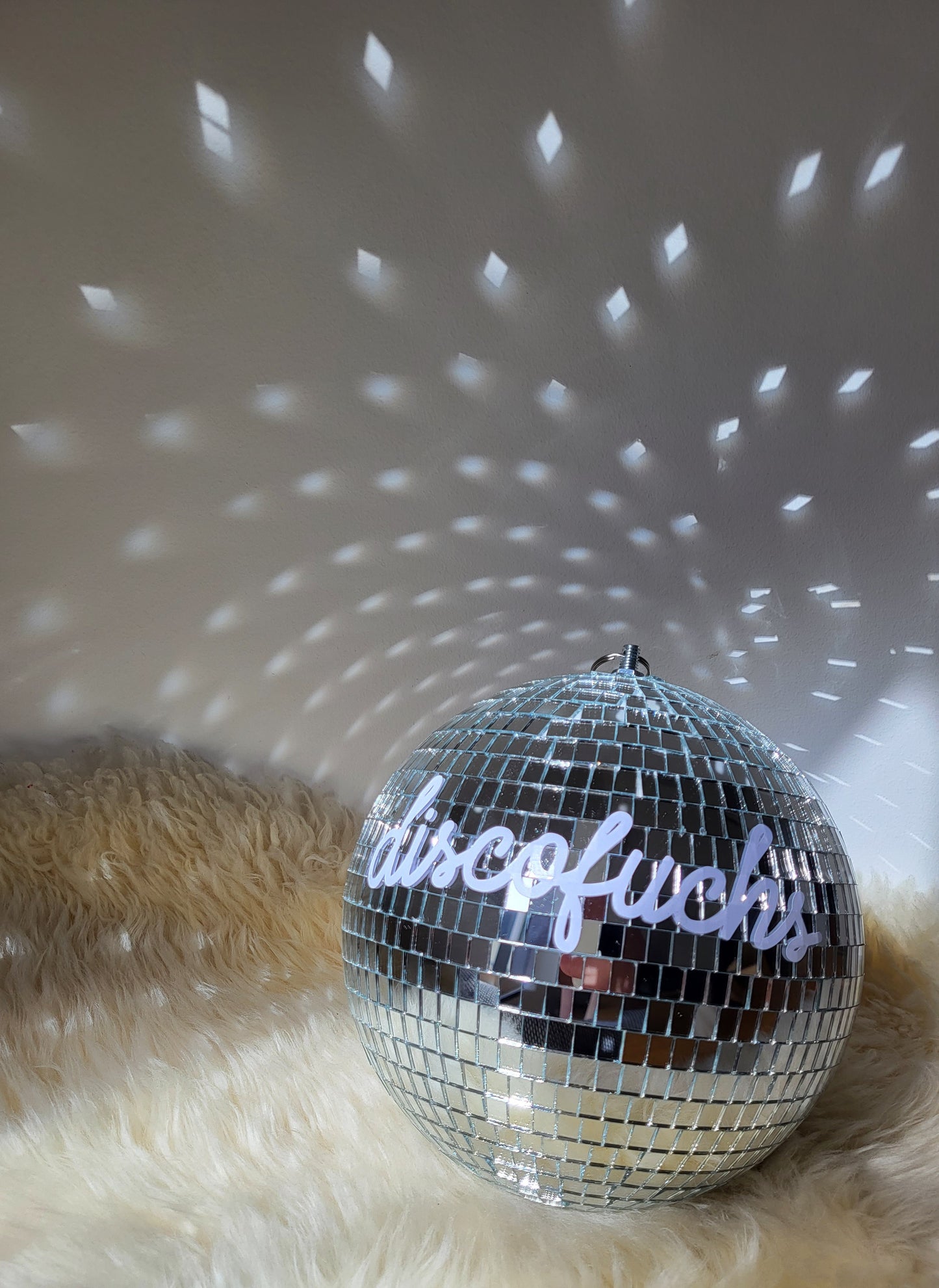 beschriftete Discokugel